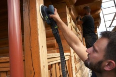 Povrchová úprava drevenice - hĺbkové brúsenie povrchu